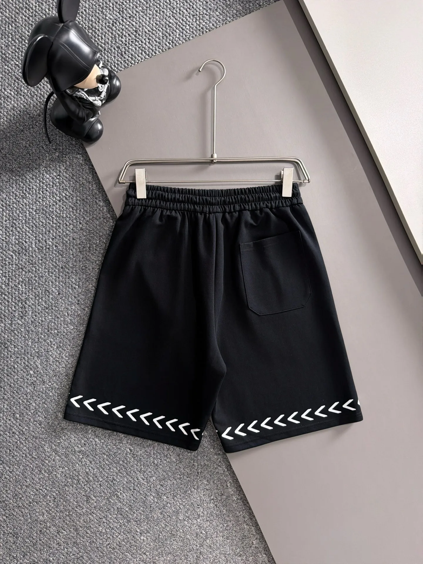 LOEWE, 2026ss spring and summer New Arrival casual short-sleeved shorts suit, Premium version! The custom-made fabric Breathable in the counter has high comfort, impeccable details, and brand element design concept, reflecting high quality. It feels delicate and soft! It presents a casual cut and the upper body shape is great! Sizes:M-3XL